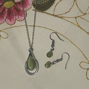 💙 Teardrop Silver and Green / Beige Necklace and Earring set